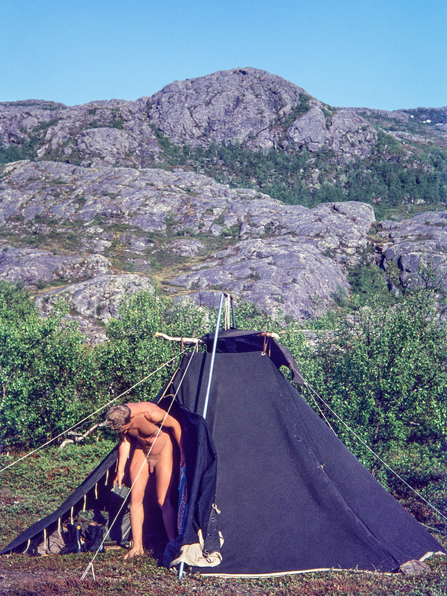 Freikörperkultur – nackter Mann in freier Natur - Norwegen, nahe der Stadt Narvik